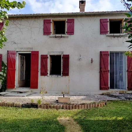 Les Volets Rouges Сasa de vacaciones *